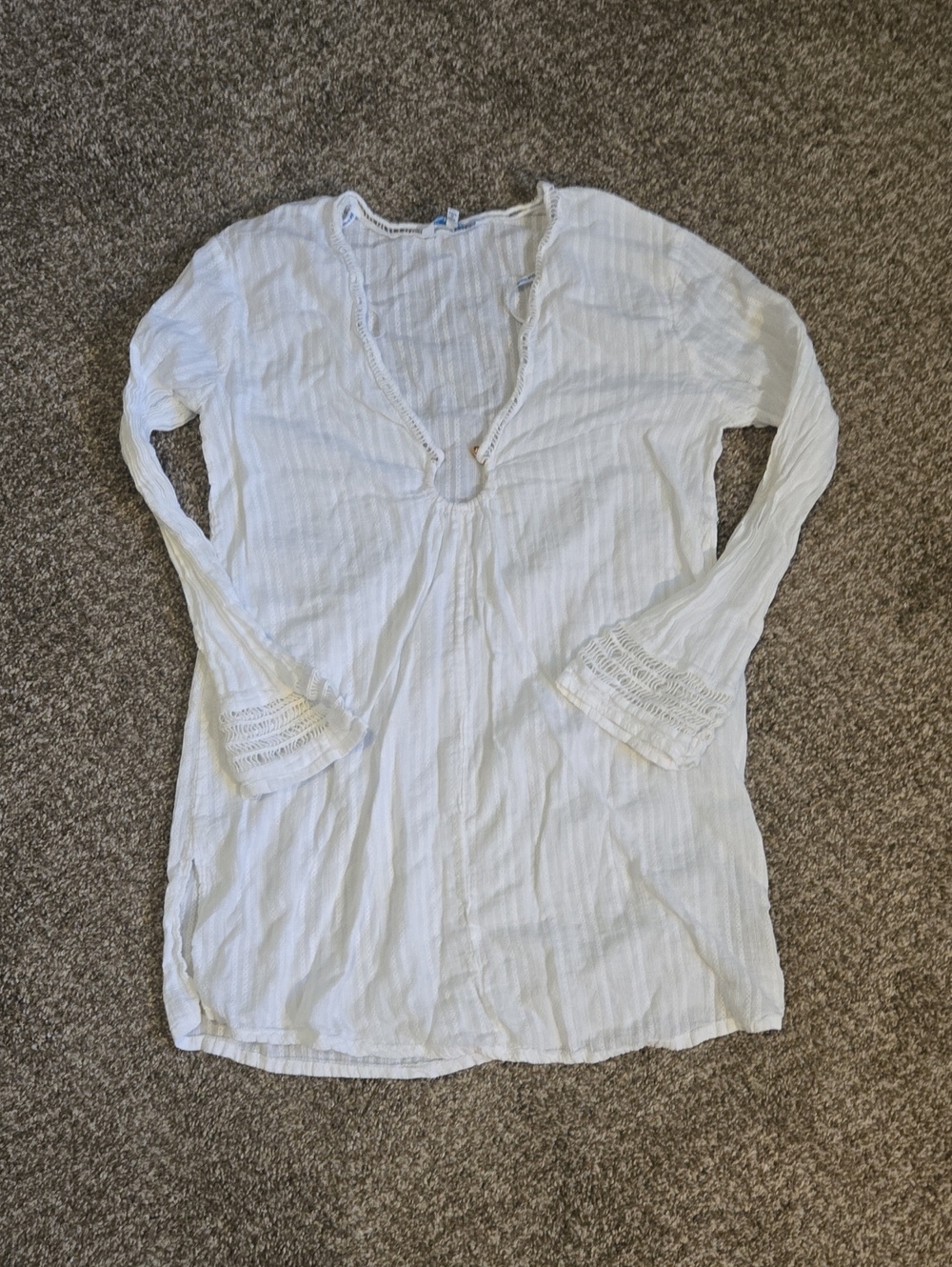White Long-Sleeve V-Neck Tunic with Lace Cuffs